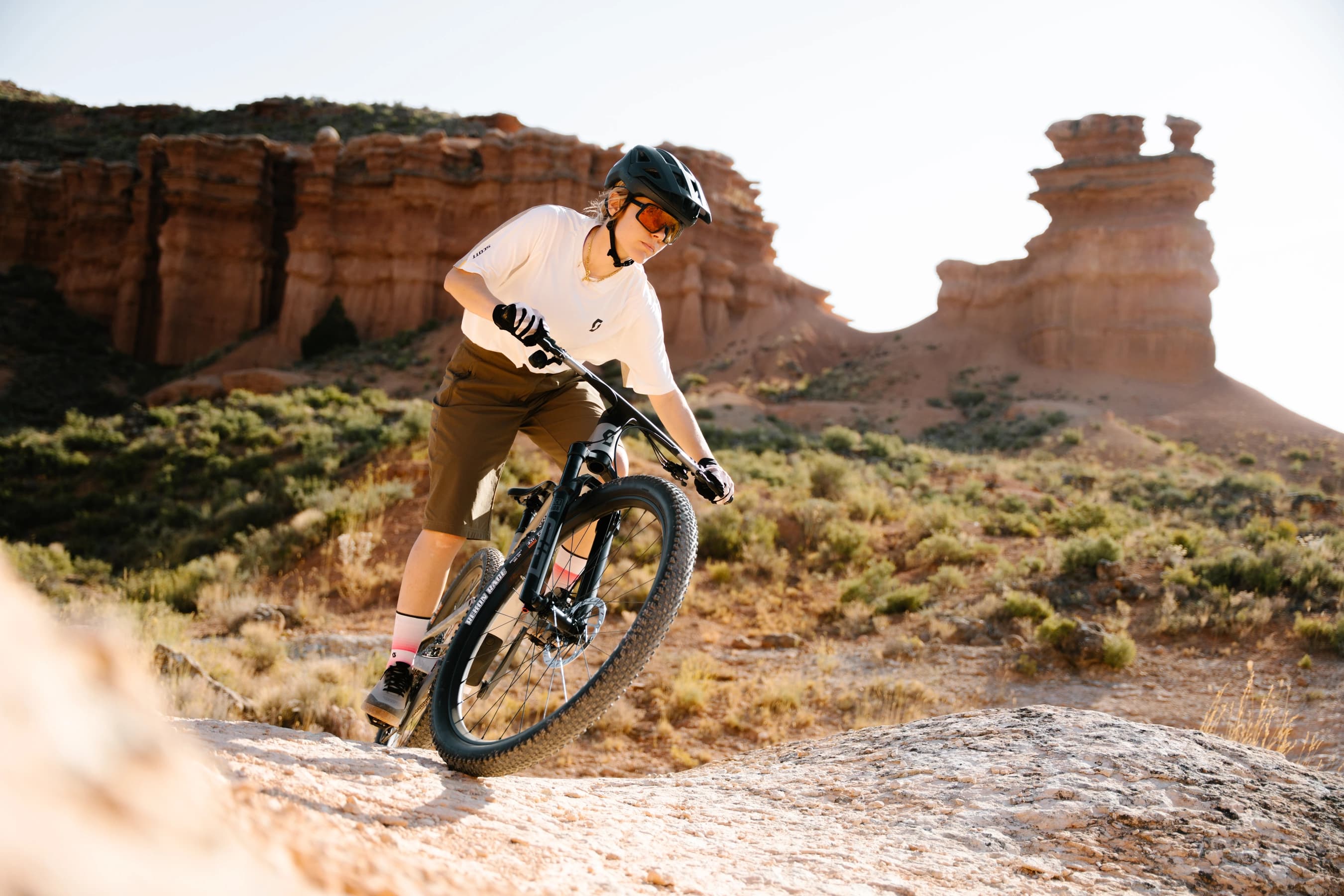 Cycliste VTT dévalant un sentier rocheux